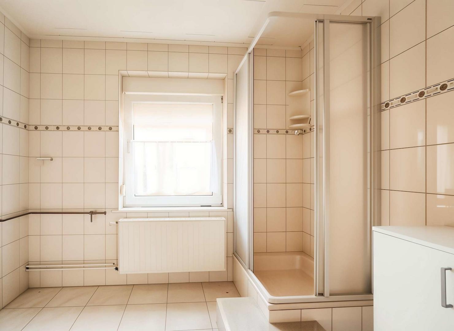 Tageslichtbad mit Dusche