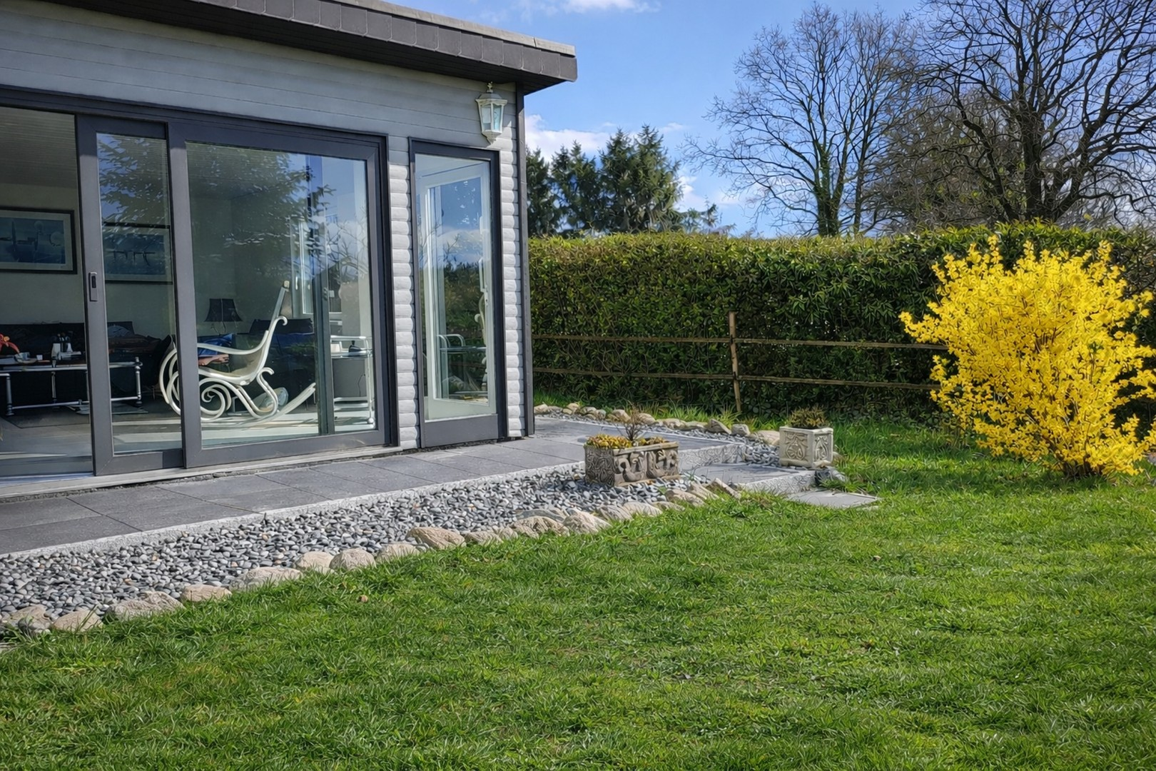 Blick vom Garten zum Haus