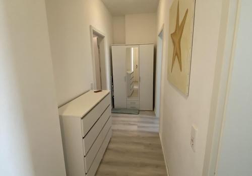 Flur mit Schrank + Kommode