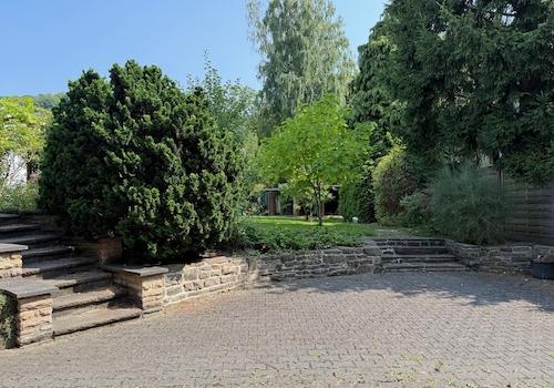 befestigte Fläche hinter dem Haus