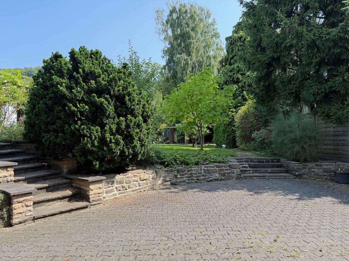 befestigte Fläche hinter dem Haus