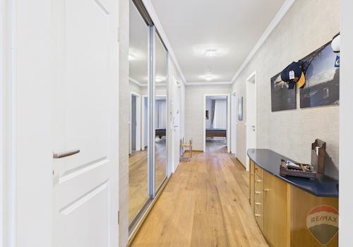 Eingangsbereich Flur mit eingebauten Spiegelschrank 