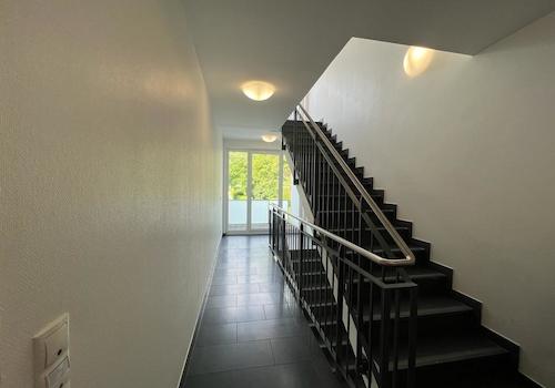 Treppenhaus mit Fahrstuhl