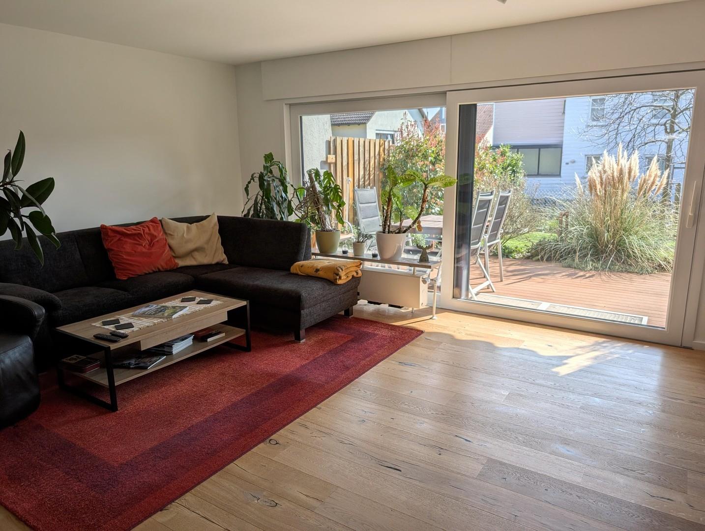 Wohnzimmer mit Blick in Garten