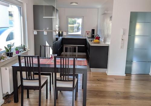 Essbereich mit Blick in Küche