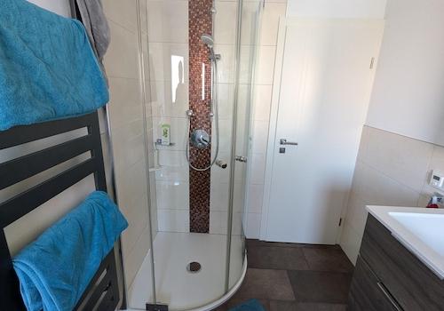 Hauptbad mit sep. Dusche