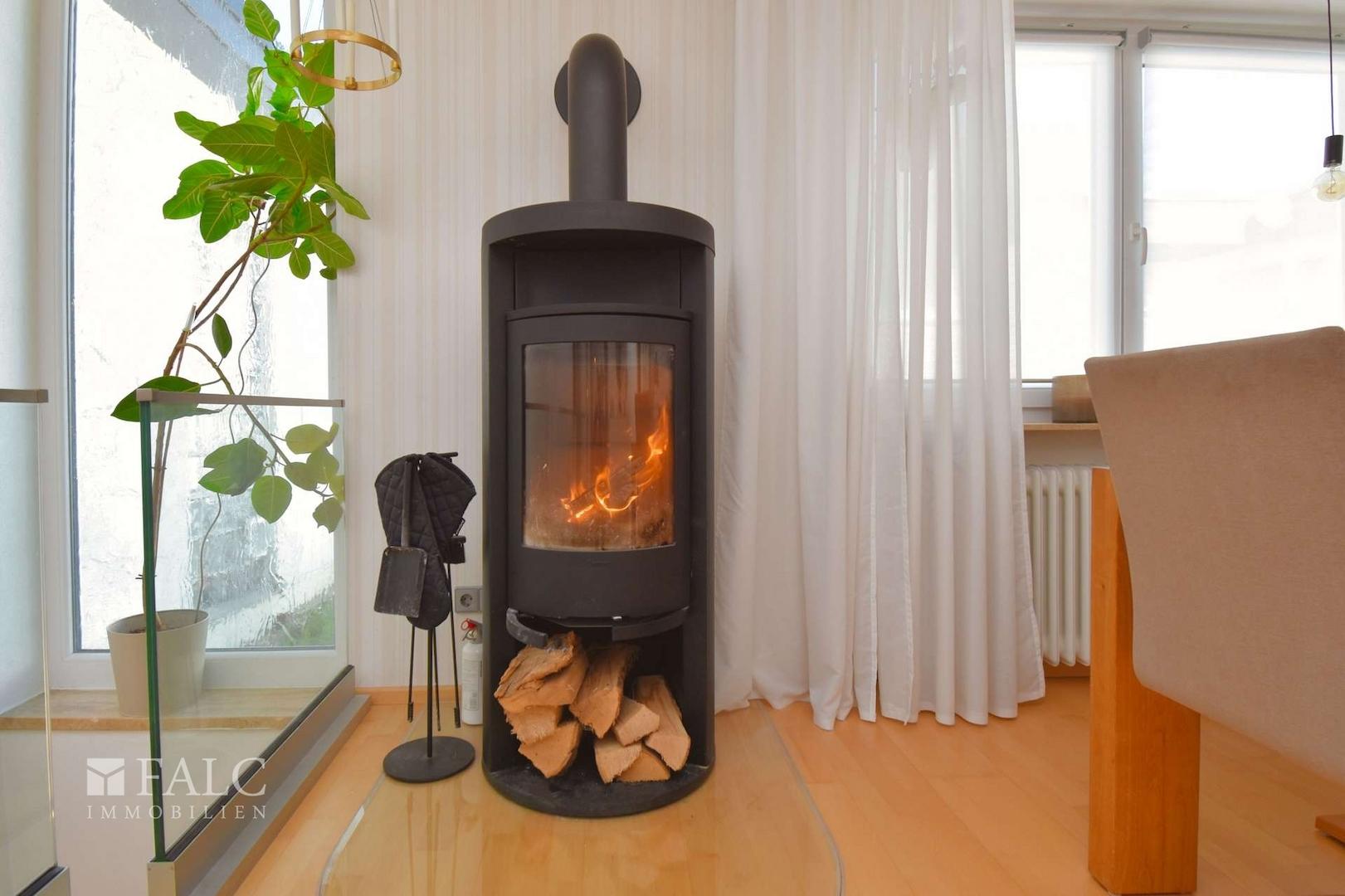 Kaminofen im Essbereich