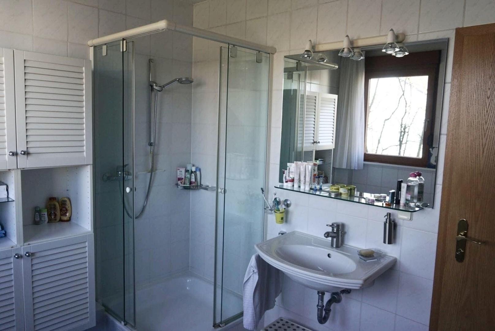 großes Bad mit Badewanne