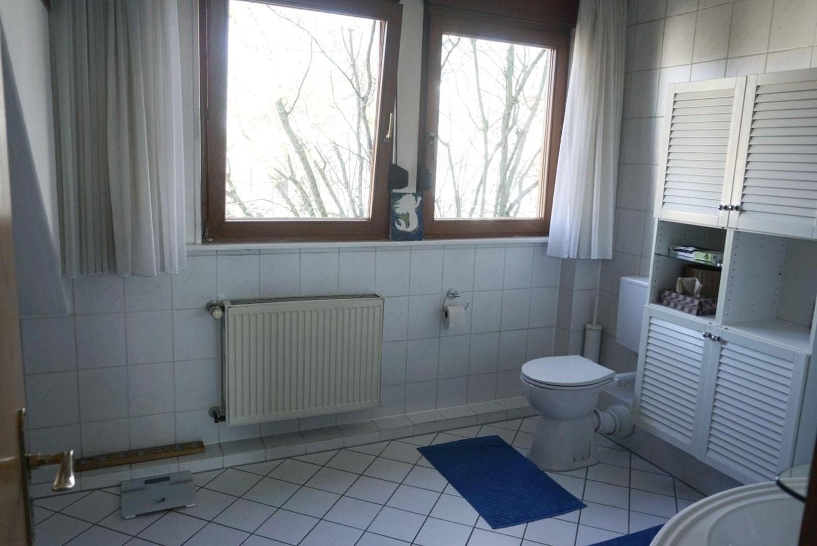 großes Bad mit Badewanne