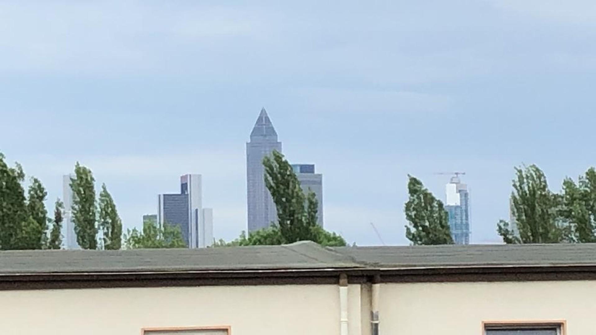 Balkon mit Sicht auf Skyline