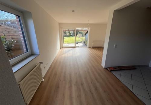 Wohnzimmer mit Gartenblick