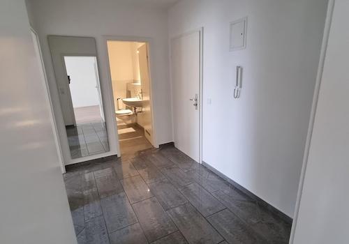 Flur Blick auf Haustür/Bad