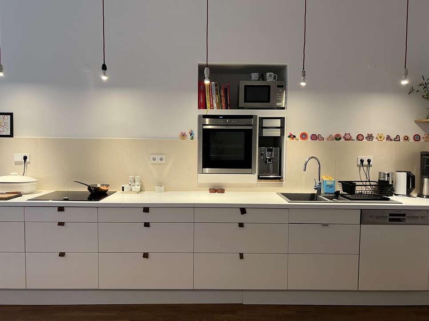 Wohnküche mit Einbauküche