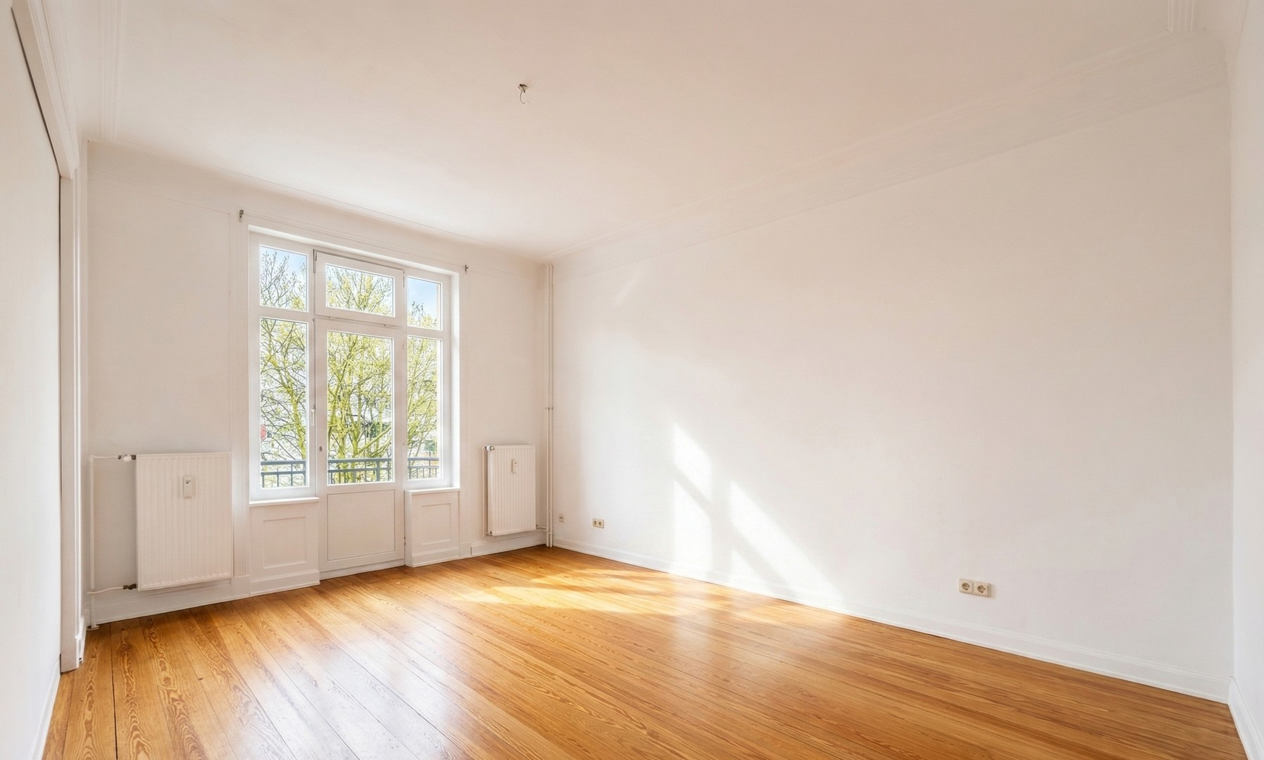 Wohnzimmer mit Balkon