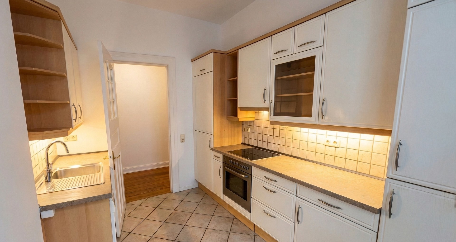 Einbauküche mit Fliesen