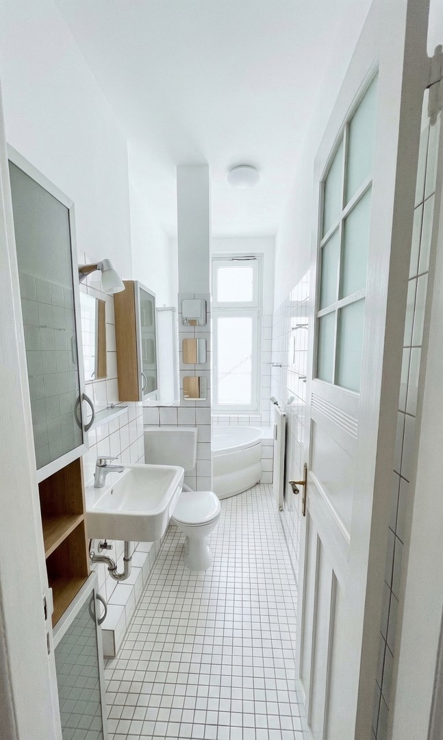 Helles Badezimmer mit Fenster