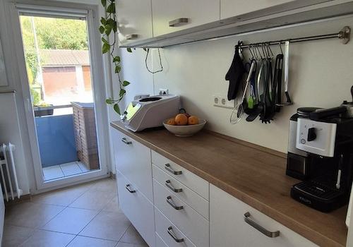 Neue Küche mit kleinem Balkon