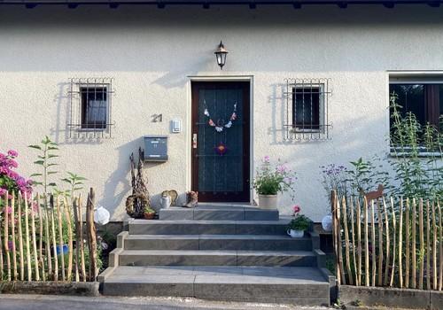 Eingang von ruhiger Straße