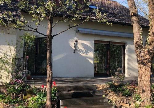 Rückseite mit großer Terrasse