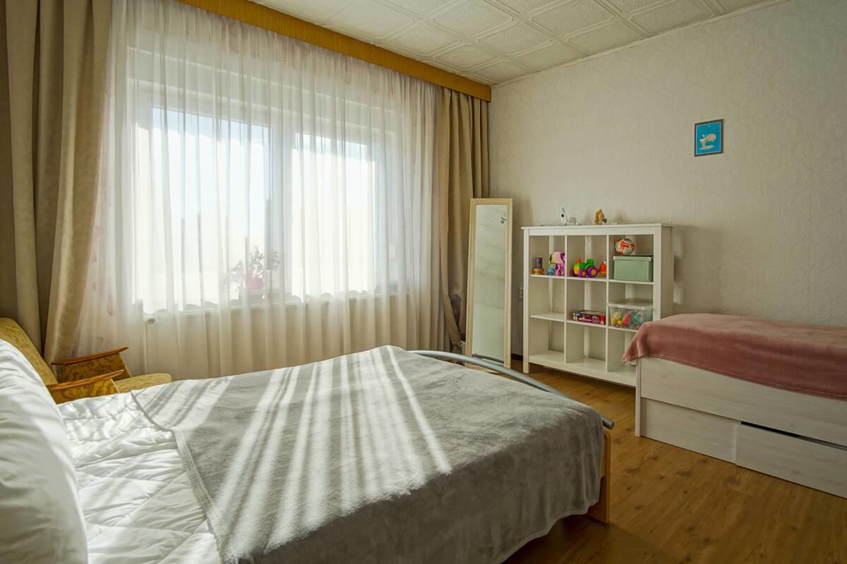 großes Zimmer im Obergeschoss 1