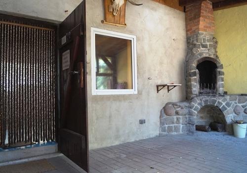 geschützte Terrasse mit Kamin