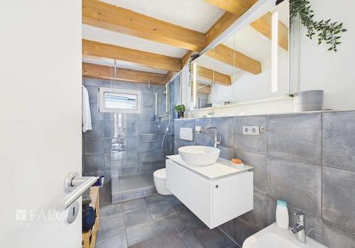 Modernes Tageslichtbad