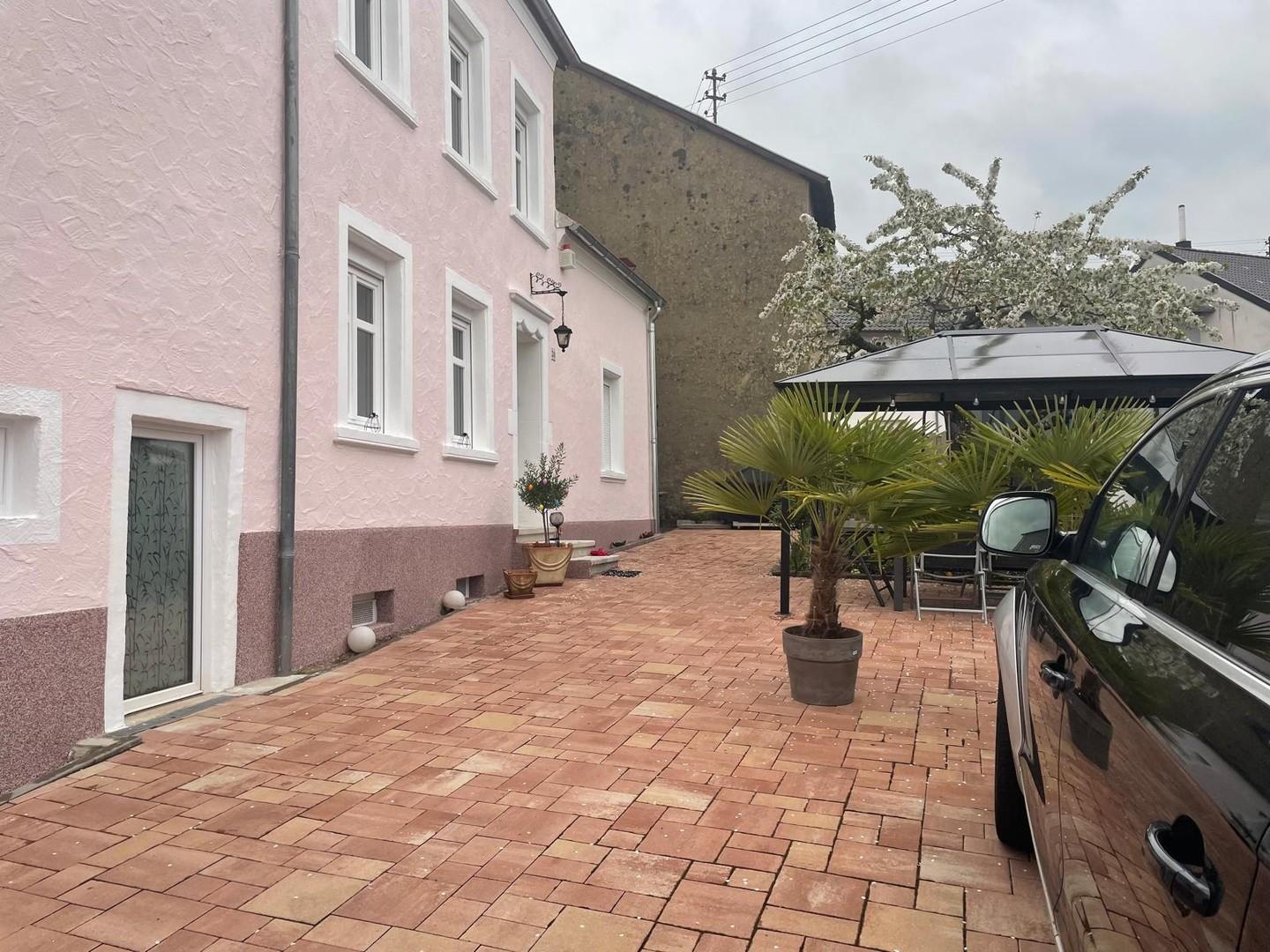 Vorderansicht mit Pavillon und