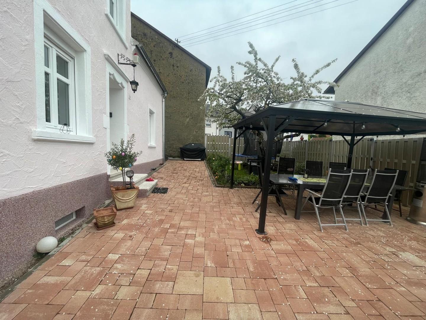 Vorgarten mit Pavillon