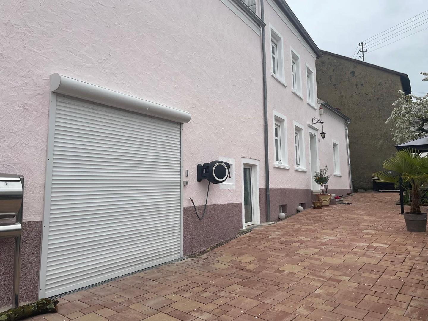 Ansicht mit großer Garage