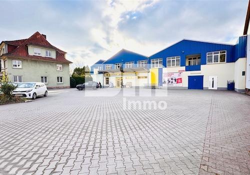 Parkflächen vor dem Gebäude