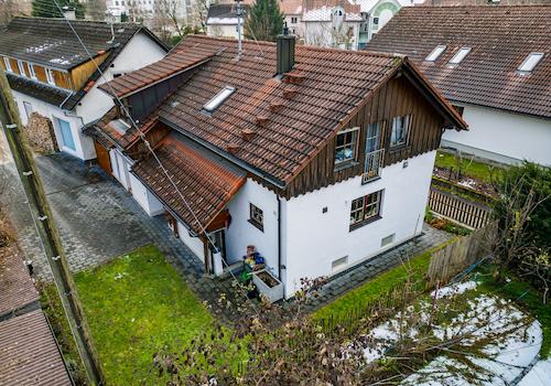 Hausansicht mit Garten