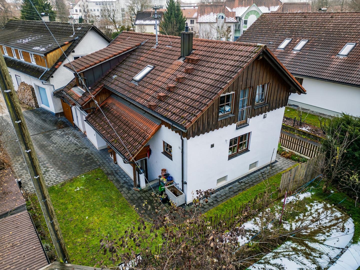 Hausansicht mit Garten