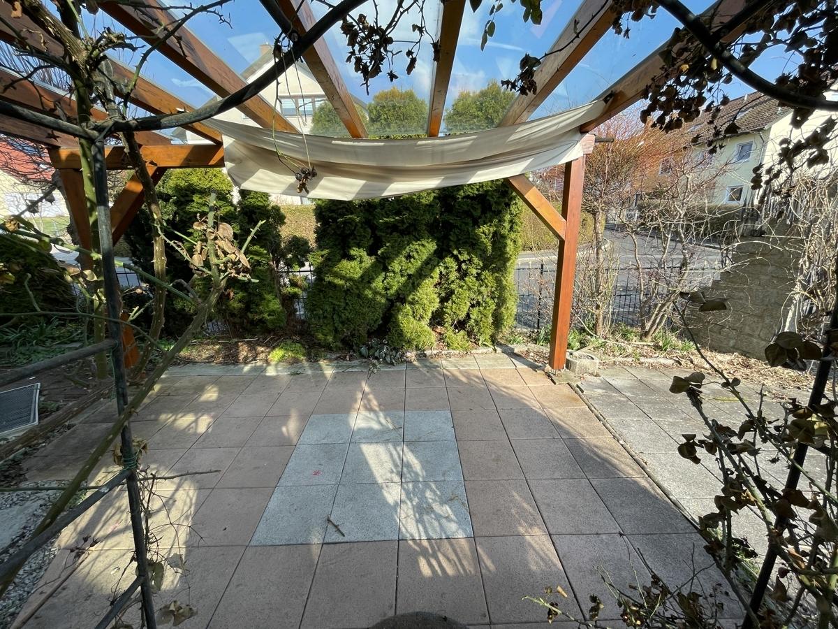 Blick vom Wintergarten zur überdachten Terrasse 