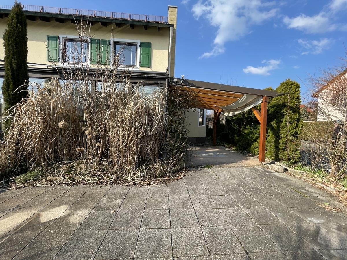 Blick vom Garten zum Haus, pflegeleicht angelegt