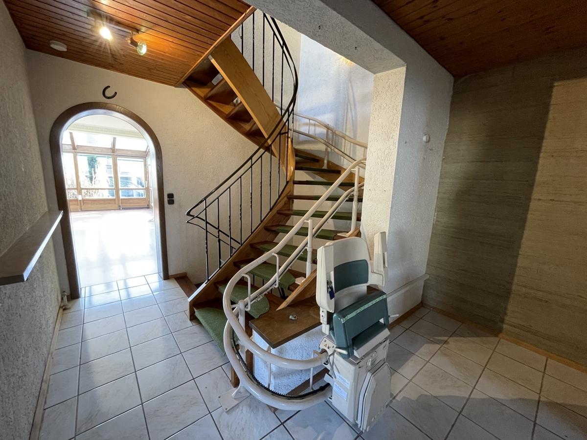 Flur im EG mit Treppenlift nach oben zum 1. OG