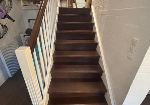 Treppe zwischen den Ebenen