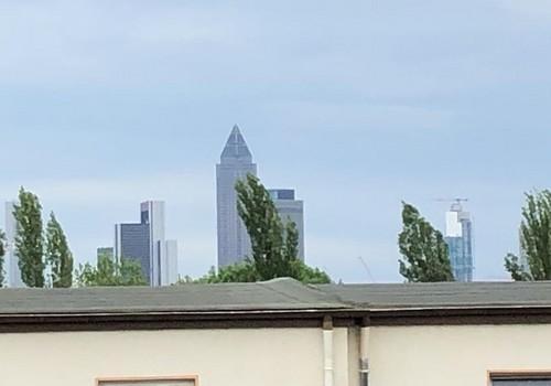 Balkon mit Sicht auf Skyline