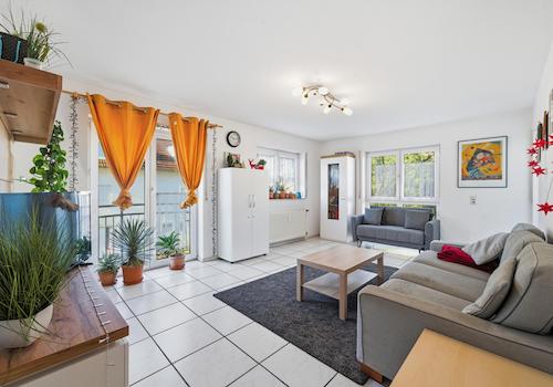 Lichtdurchflutetes Wohnzimmer