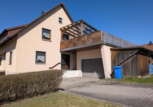 Garage mit Holzschuppen