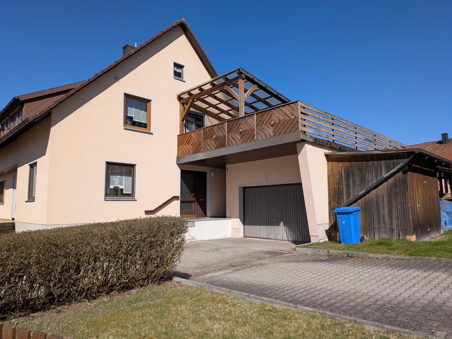 Garage mit Holzschuppen