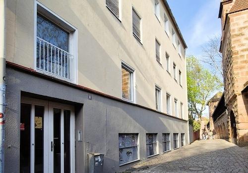 Hausansicht mit Stadtmauer