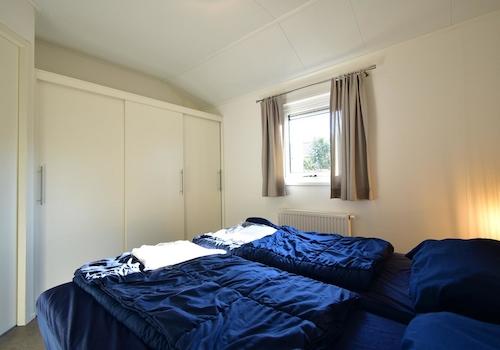 Schlafzimmer mit Schrankwand – Ferienhaus zu verkaufen Biddinghuizen