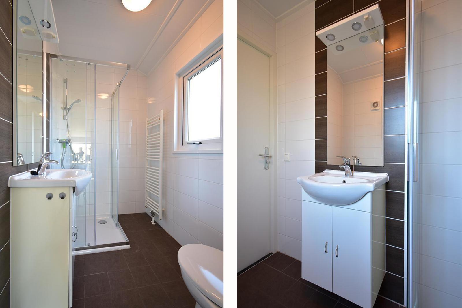 Badezimmer Überblick mit Dusche und Waschtisch – Ferienhaus zu verkaufen Biddinghuizen