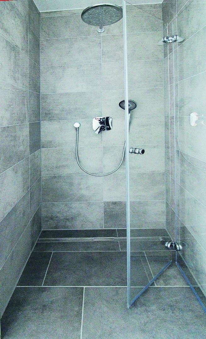 Sehr großzügiges Duschbad