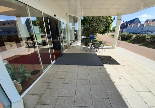 Sonnenterrasse und Haupteingang