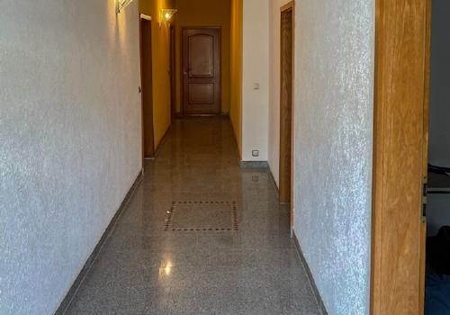 Zugang zu den Büros im Flachbau auf West