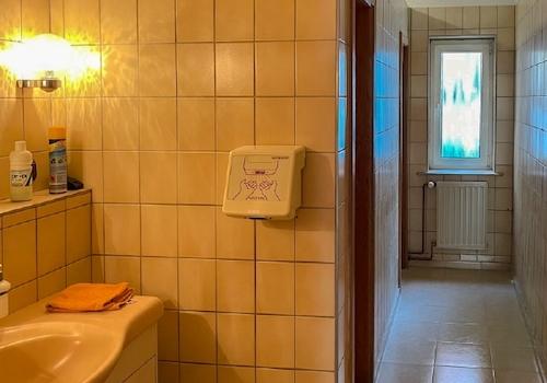 Toiletten im Flachbau auf West