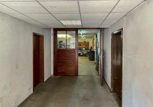 Zur Werkstatt im Flachbau auf Nordost