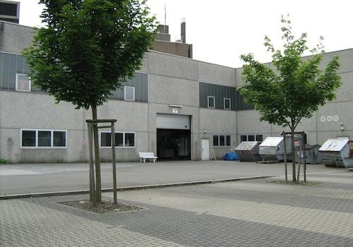 Einfahrt Halle/Hof/Stellplätze