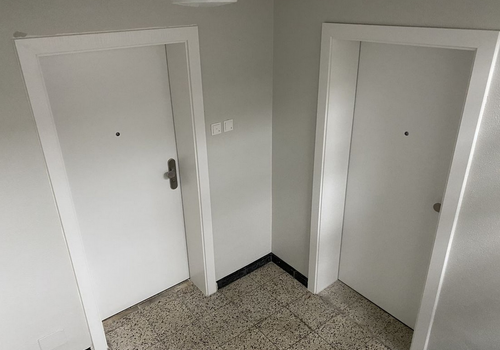 2 Wohnungseingänge